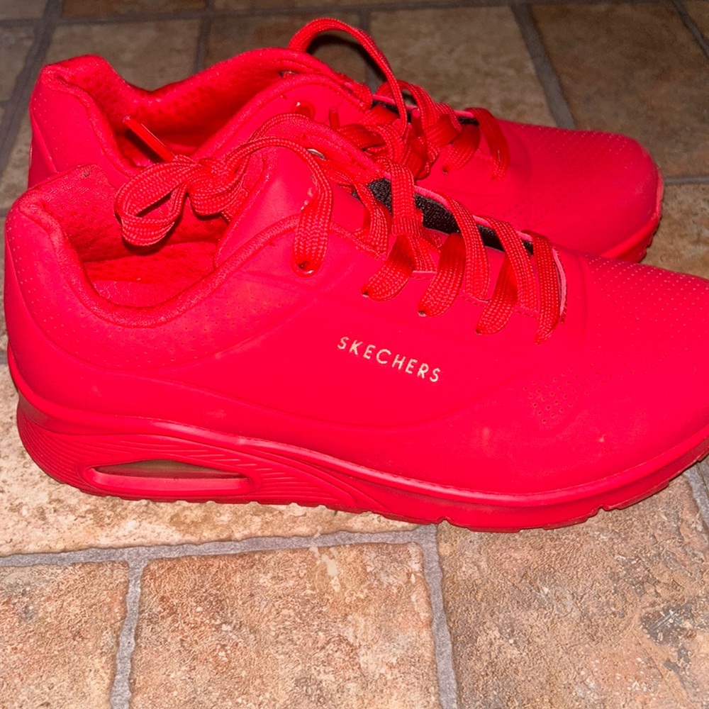Uno stand on air sneakers